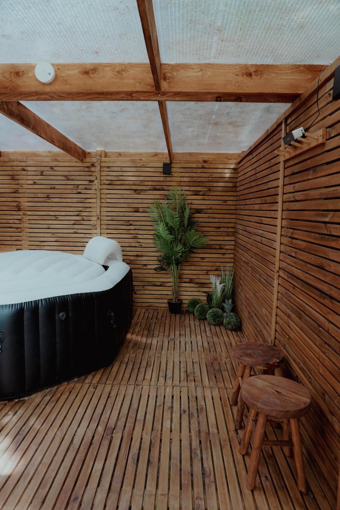 Le Chalet Tipi Avec Jacuzzi Et Jardin Troyes Bagian luar foto