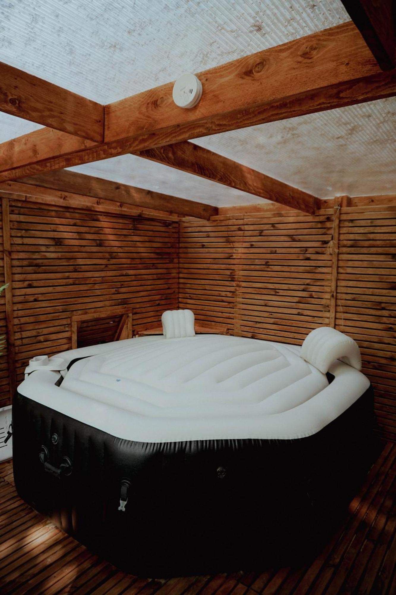 Le Chalet Tipi Avec Jacuzzi Et Jardin Troyes Bagian luar foto